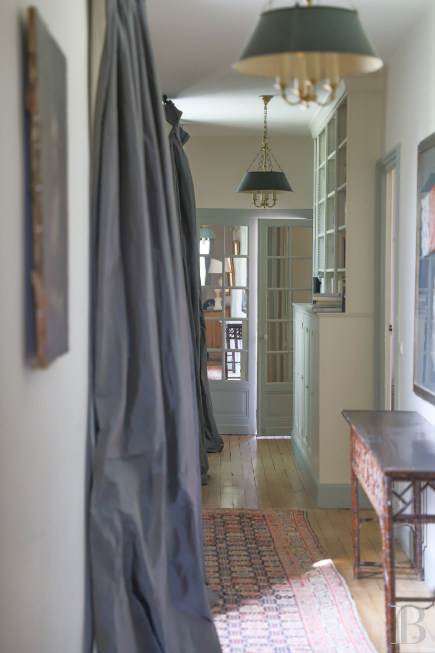 Dans le Perche, au nord-est de Bellême, une maison des 18e et 19e siècle au milieu de grands arbres  - photo  n°24